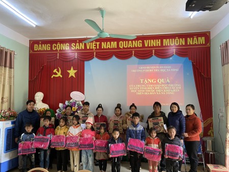 THĂM VÀ TẶNG QUÀ CHO HỌC SINH CÓ HOÀN CẢNH ĐẶC BIỆT KHÓ KHĂN XÃ NÀ TÒNG, HUYỆN TUẦN GIÁO