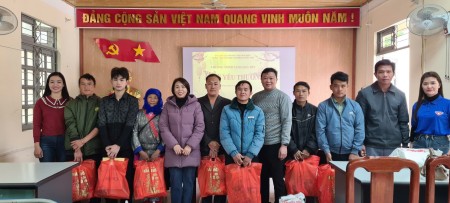 TRAO TẶNG QUÀ CHO NGƯỜI DÂN VÀ HỌC SINH CÓ HOÀN CẢNH ĐẶC BIỆT KHÓ KHĂN XÃ NÀ TÒNG