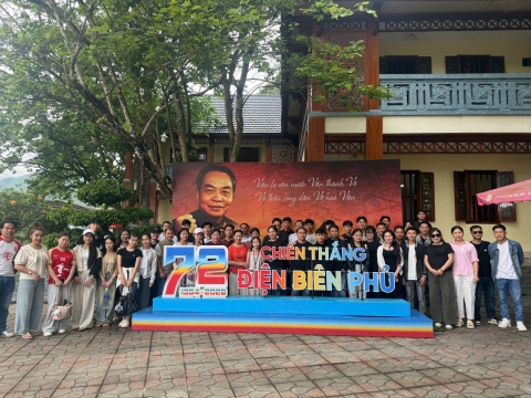 Trung tâm GDNN - GDTX 1 tổ chức hoạt động ngoại khóa cho Lưu học sinh Lào tham quan di tích lịch sử Mường Phăng