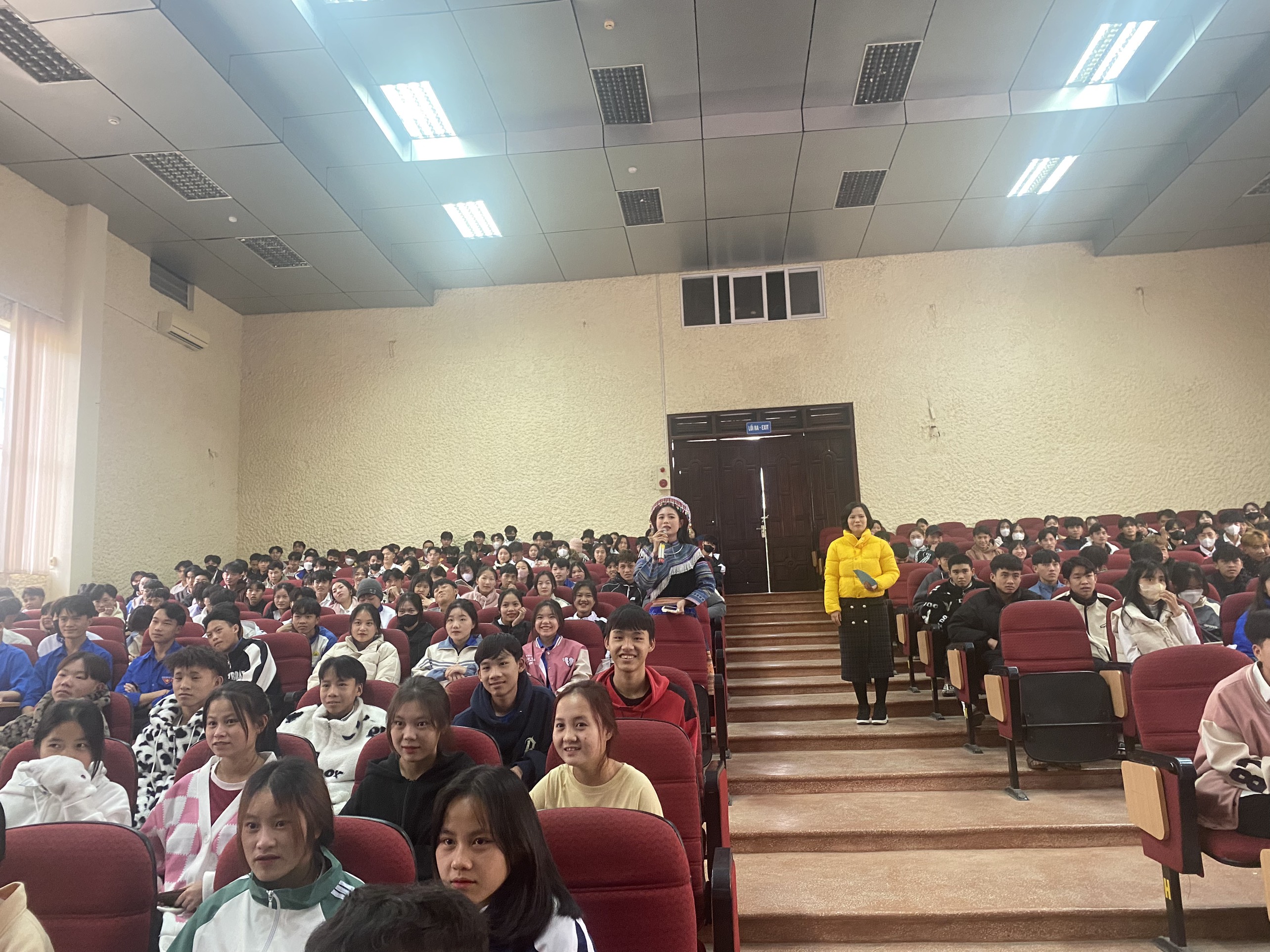 hoc vien tra loi cac cau hoi
