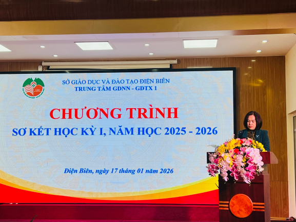 Nhà giáo Phạm Thúy - Bí thư Đảng bộ bộ phận, Giám đốc Trung tâm phát biểu chỉ đạo