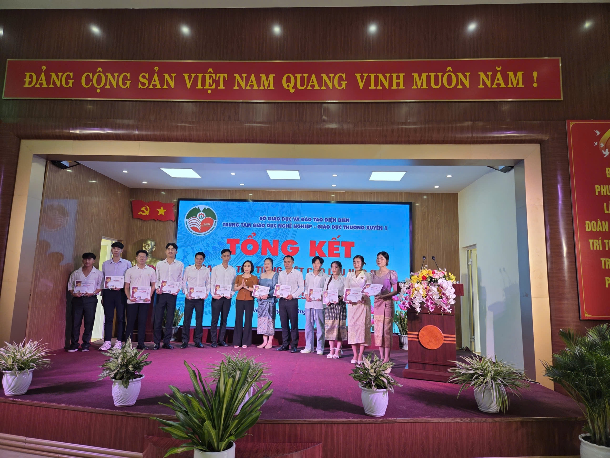(Ảnh khen thưởng lưu học sinh)