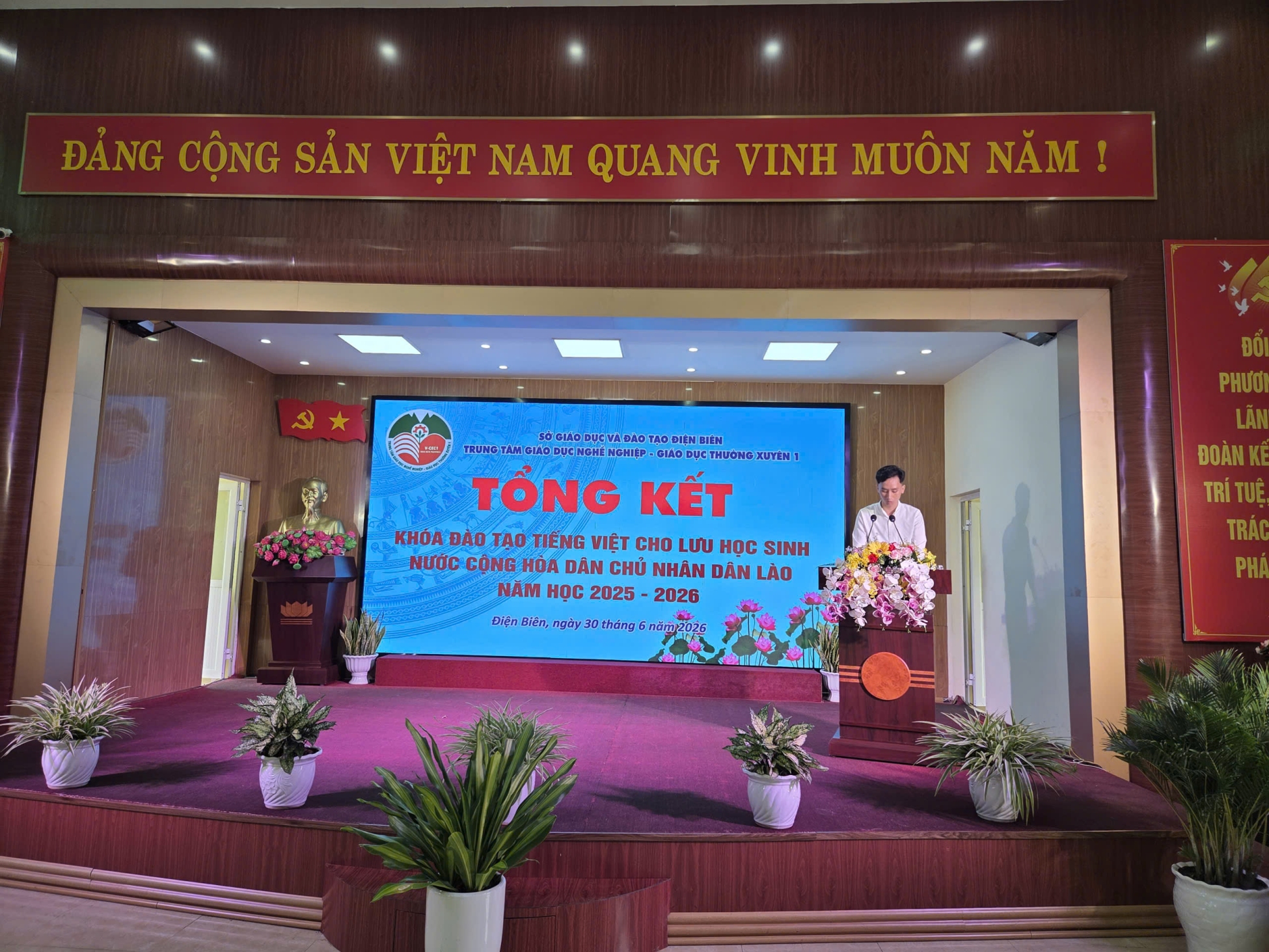 (Lưu học sinh Lào phát biểu cảm ơn và tri ân thầy cô)