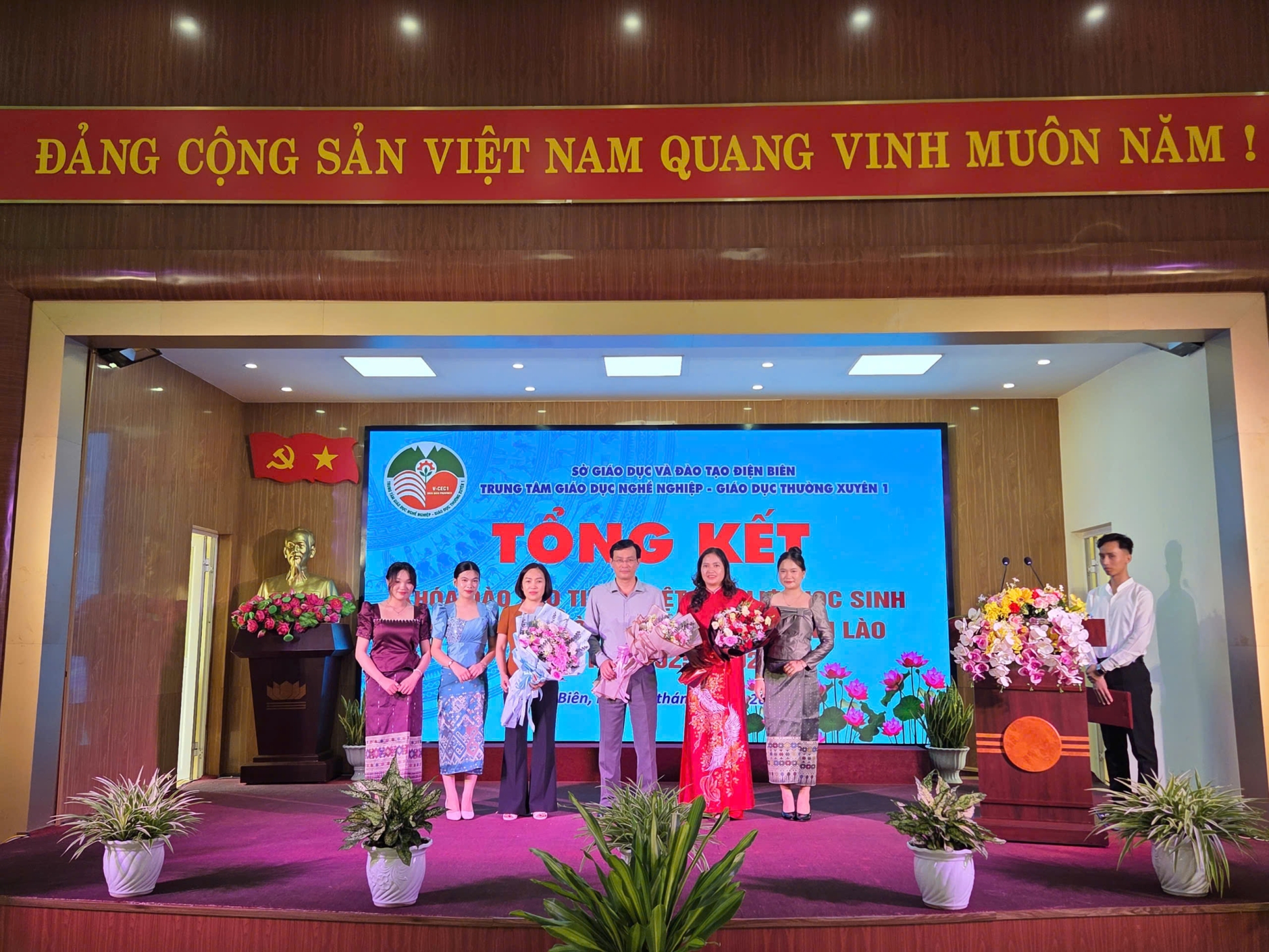 Lưu học sinh tặng hoa tri ân thầy cô