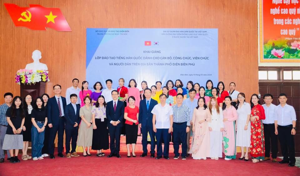 Ảnh khai giảng lớp tiếng Hàn tại Trung tâm Ngoại ngữ - Tin học (một trong những đơn vị tiền thân Trung tâm GDNN-GDTX 1)